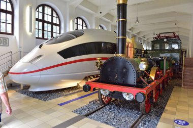 Nuremberg 'deki Deutsche Bahn Müzesi. İlk Alman lokomotifi Adler' in kopyasının yanındaki modern ICE.