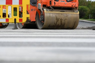 Sokakları döşeyen bir yol silindiri