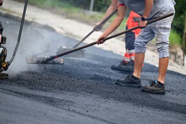 Yol döşeyen inşaat işçilerinin ayakları