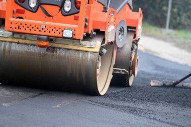 Yol silindiri yol inşaatında asfaltı sıkıştırır