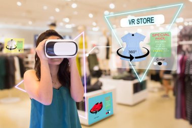 Sanal gerçeklik mağazası alışveriş kavramı. Sanal alışveriş mağazasında son kullanma tarihi geçmiş VR kulaklık kullanan bir kadın.