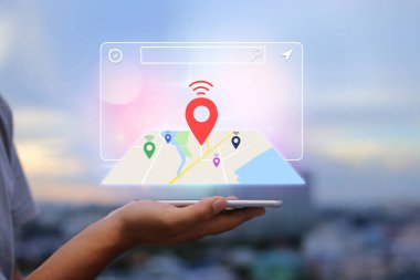 Konum, Navigator iş konsepti. Arka plan olarak bulanık şehirde cep telefonu tutan eller