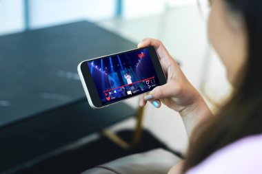 Canlı video yayını kavramı. Cep telefonu tutan kadın eller.