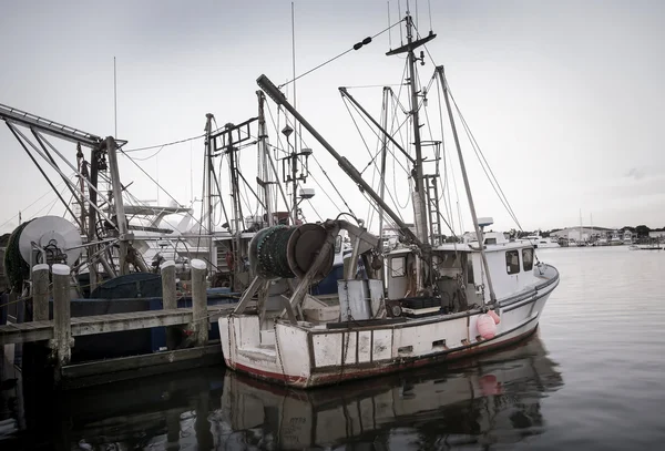 Bateaux de pêche au repos dans le port de Hyannisport, MA — Photo