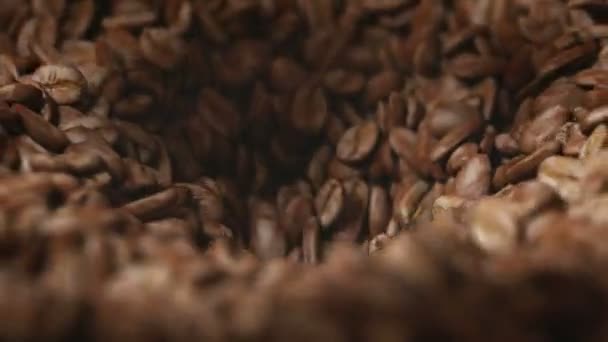 Öğütücüde Kavrulmuş Kahve Çekirdekleri Makinenin Içine Düşüyordu — Stok video