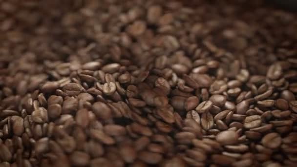 Kaffeebohnen Der Mühle Geröstet — Stockvideo