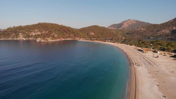 Blå lagun och stranden Belcekiz vid foten av berget Babadag i byn Oludeniz, Turkiet. Lycian Way börjar här. — Stockvideo