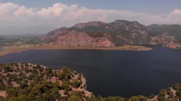 Luftaufnahme des Strandes von Istuzu, Laichplatz der Red Data Book Relikt Unechte Karettschildkröten Caretta Caretta, Dalyan, Mugla, Türkei — Stockvideo