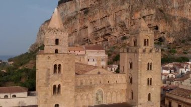 Sicilya, Cefalu 'daki ünlü UNESCO dünya mirası kilisesinin hava görüntüsü. Yüksek kalite 4k görüntü