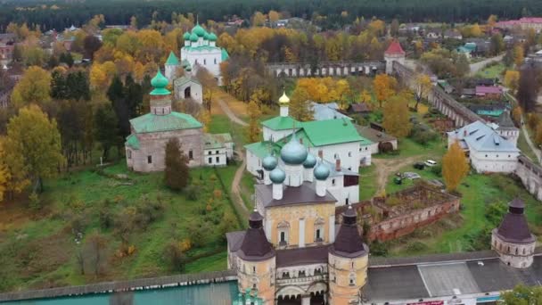 Borisoglebsky az Ustye Rosztov kolostorban, ősi ortodox kolostor, Oroszország. — Stock videók