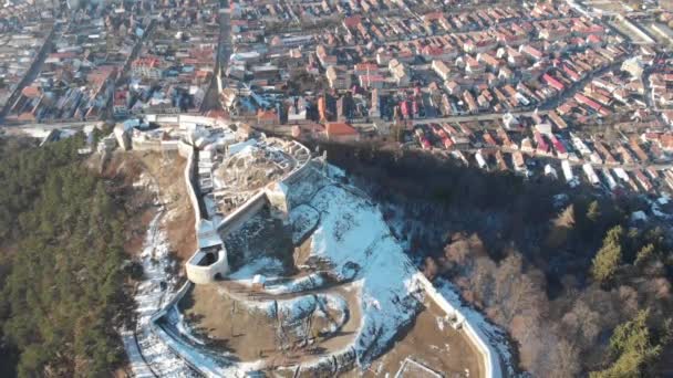 Flygfoto över Rasnovs fästning nära Brasov, Transsylvanien, Rumänien. — Stockvideo
