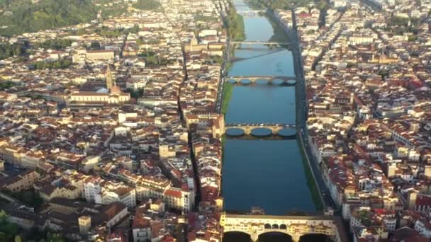 ドローンからフィレンツェのアルノ川に架かる橋。フィレンツェの空中風景. — ストック動画