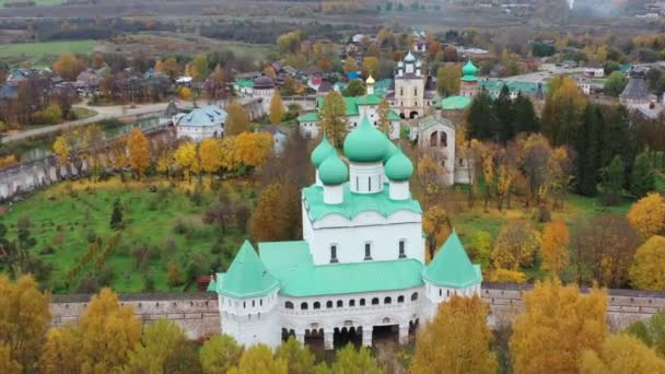 남자들을 위한 고대 정교회의 보리 실프스 크 수도원은 14 세기에 세워졌다. 러시아. — 비디오