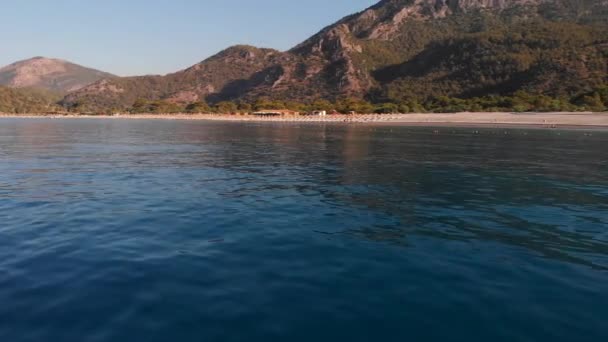 Laguna azul en la ciudad turca de Oludeniz. Un famoso sitio de parapente. — Vídeo de stock