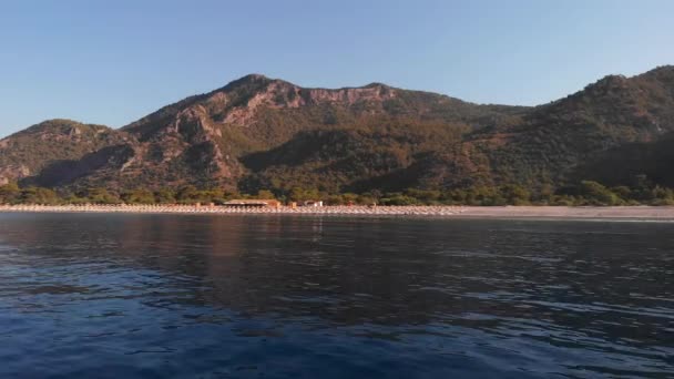 Lagune bleue dans la ville turque d'Oludeniz. Un célèbre site de parapente. — Video