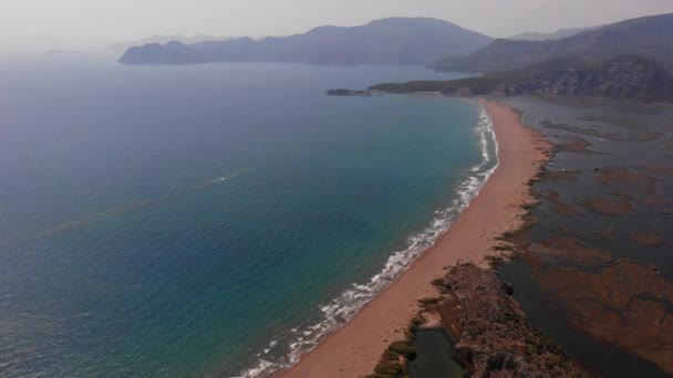 Luftaufnahme des Strandes von Istuzu, Laichplatz der Red Data Book Relikt Unechte Karettschildkröten Caretta Caretta, Dalyan, Mugla, Türkei — Stockvideo