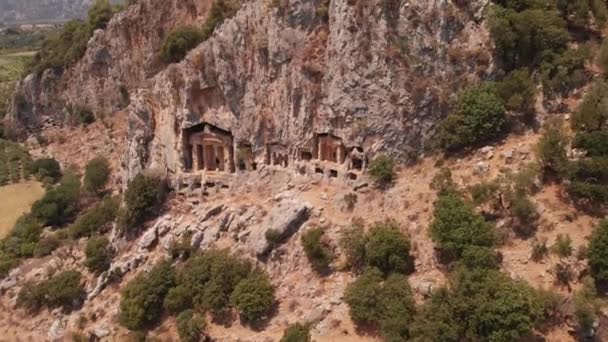 Vista aérea de antiguas tumbas lícitas talladas en la roca para la nobleza, Turquía — Vídeo de stock