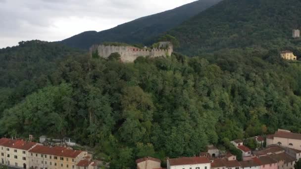 Luftaufnahme einer verlassenen Burg Castello di Ripafratta in der Toskana, Italien. — Stockvideo