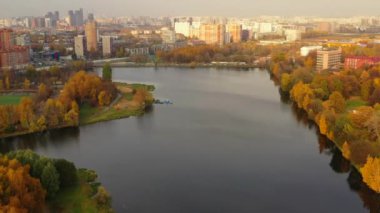 Sonbaharda Timiryazevsky Parkı 'ndaki Büyük Bahçe Havuzu' nun en iyi manzarası, Moskova Rusya.