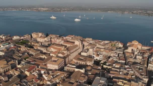 Drone vuela por encima de la isla Ortygia Ortigia en la provincia de Siracusa, en Sicilia, Italia. — Vídeo de stock