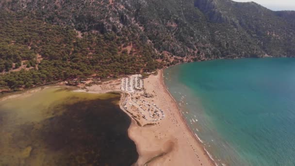 Luchtfoto van Iztuzu strand, paaiplaats van Red Data Book relict loggerhead schildpadden Caretta Caretta, Dalyan, Mugla, Turkije — Stockvideo