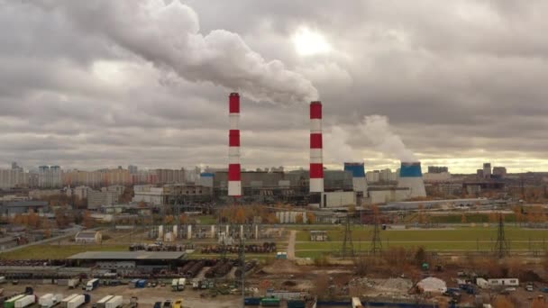 Luftaufnahme der Kühltürme und hohen Rohre, die Dampf aus dem Wärmekraftwerk freisetzen, Moskau, Russland. — Stockvideo