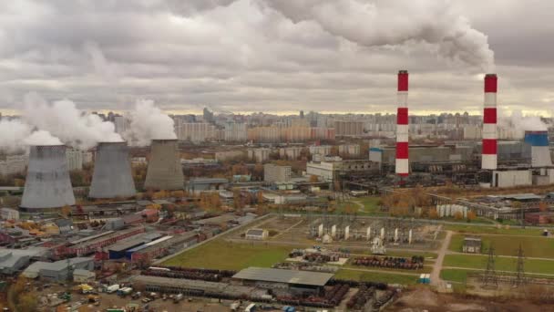 Luftaufnahme der Kühltürme und hohen Rohre, die Dampf aus dem Wärmekraftwerk freisetzen, Moskau, Russland. — Stockvideo