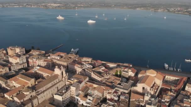 Drone vuela por encima de la isla Ortygia Ortigia en la provincia de Siracusa, en Sicilia, Italia. — Vídeo de stock