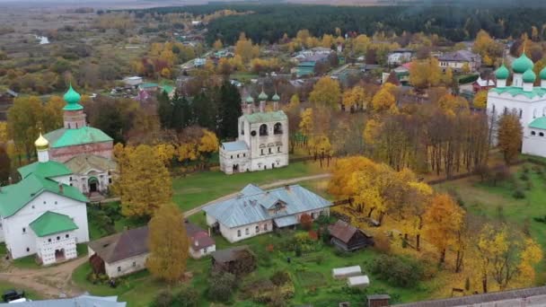 Das alte orthodoxe Männerkloster von Borisoglebsk, gegründet im 14. Jahrhundert. Russland. — Stockvideo