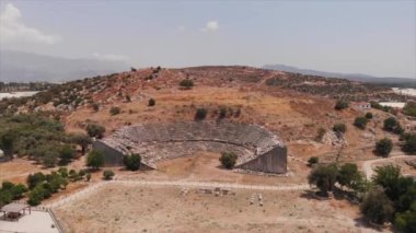 Amfitiyatrosu ve tanrıça Leto 'nun yıkılmış tapınağı olan antik Letoon kenti..