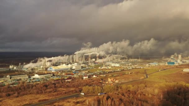 Biały dym pochodzi z dużej liczby wysokich kominów zakładów chemicznych na tle burzliwego nieba. Rosja, Tula. — Wideo stockowe