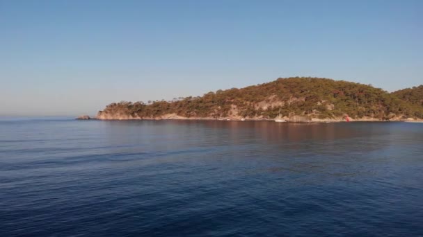Laguna blu e spiaggia di Belcekiz ai piedi del monte Babadag nel villaggio di Oludeniz, Turchia. La Via Licia inizia qui. — Video Stock