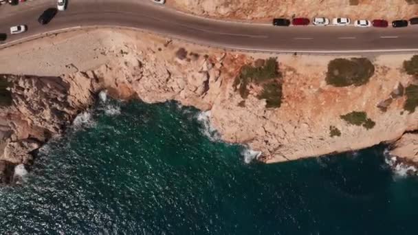 A dangerous mountain road runs along the Mediterranean coast along Turkey, Kaputash Beach. — Stock Video