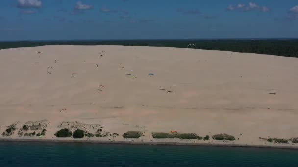 Gleitschirme fliegen über die Düne von Pilat Dune du Pilat, Arcachon, Frankreich. Größte Sanddüne Europas. — Stockvideo