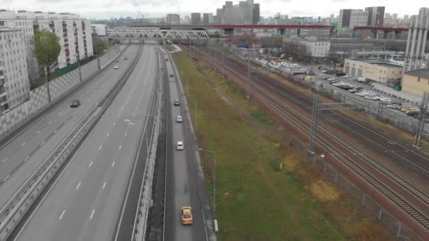 North-East Expressway je dopravní-volný hlavní ulice města-široký význam první třídy ve výstavbě v Moskvě s kontinuálním způsobem pohybu — Stock video