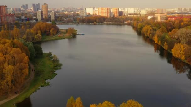 Vanuit de lucht zicht op een enorm gebied in Moskou waar veel bouwmachines werken, en op de achtergrond zie je wolkenkrabbers en grijze wolken — Stockvideo