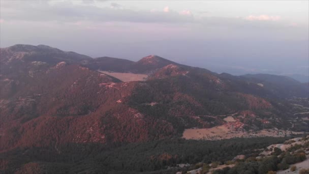 Letecký pohled na světoznámé paragliding a parasailing turecké hory Babadag, místo pro extrim parašutistické sporty v Oludeniz v Fethiye, Turecko — Stock video