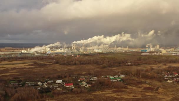 白い煙は嵐の空を背景に化学植物の背の高い煙突の多数から出てくる。ロシア、チュラ. — ストック動画