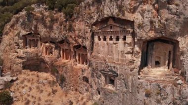 Asiller için kayalara oyulmuş antik Lyrian mezarlarının havadan görünüşü, Türkiye.