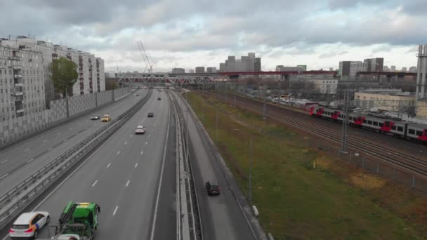 A North-East Expressway é uma rua principal livre de tráfego de importância em toda a cidade da primeira classe em construção em Moscou com um modo contínuo de movimento — Vídeo de Stock