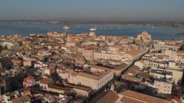 Drone leci nad wyspą Ortygia Ortigia w prowincji Siracusa, na Sycylii, Włochy. — Wideo stockowe