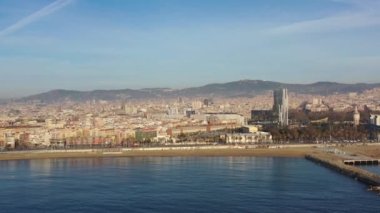 Deniz kıyısından Barcelona 'ya hava manzarası .
