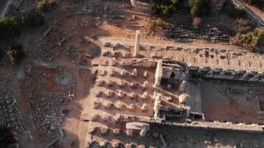 Didim, Türkiye 'deki en büyük antik Yunan tapınağı Apollo' nun havadan görünüşü.