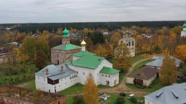 Borisoglebsky im Ustye Rostov-Kloster, einem alten orthodoxen Kloster, Russland. — Stockvideo