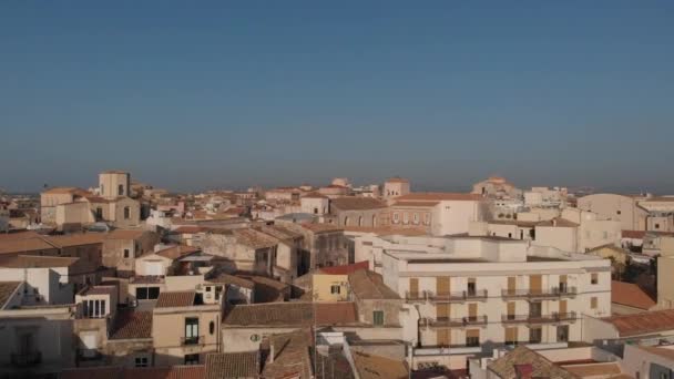 Letoun létá nad ostrovem Ortygia Ortigia v provincii Siracusa na Sicílii v Itálii. — Stock video