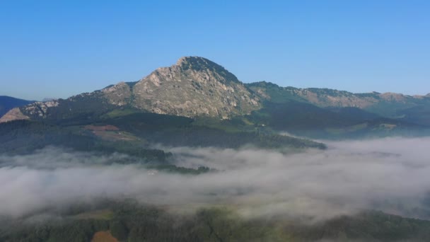 Légi kilátás a hegyre és a reggeli köd a külvárosban Durango, Baszkföld. — Stock videók