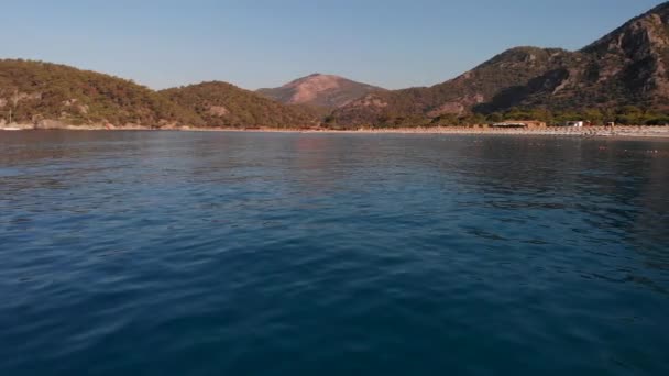 Blå lagun och stranden Belcekiz vid foten av berget Babadag i byn Oludeniz, Turkiet. Lycian Way börjar här. — Stockvideo