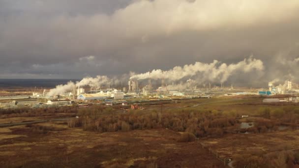 Biały dym pochodzi z dużej liczby wysokich kominów zakładów chemicznych na tle burzliwego nieba. Rosja, Tula. — Wideo stockowe