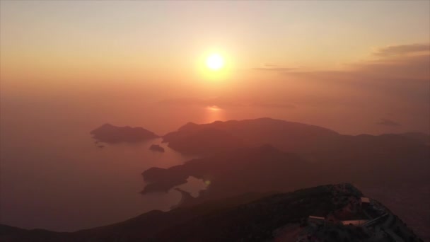 Matahari terbenam yang dapat dilihat dari puncak gunung BABADAG yang terletak di dekat kota Oludeniz, Fethiye, Turki — Stok Video