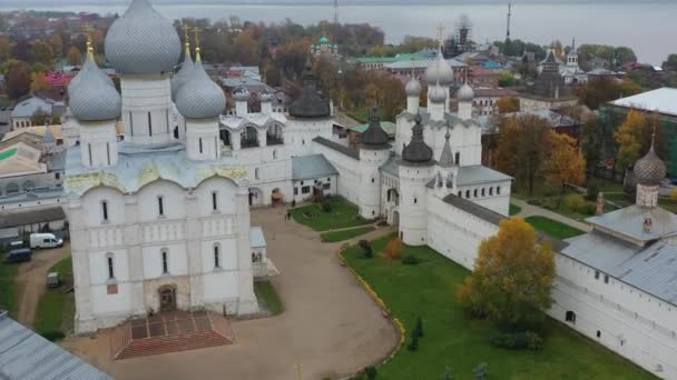Antik Kremlin, ünlü antik Rus şehri Rostov 'un tarihi merkezinde.. — Stok video